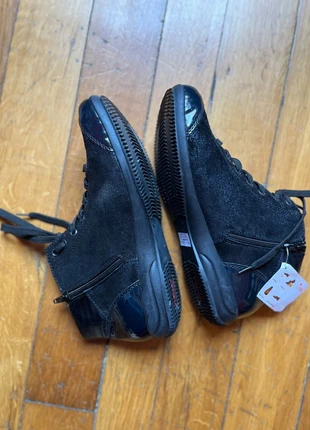 Chaussures Rieker neuves dépareillées (gauche 41 / droite 40), merk: Rieker, staat: Nieuw met prijskaartje, maat: 40, € 40,00, € 42,70 inclusief Kopersbescherming