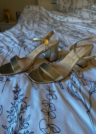 Talons or, marque: Chaussea, état: Très bon état, taille: 39, 7,00 €, 8,05 € Protection acheteurs incluse