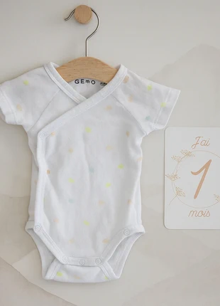 bodie manche courte croisé 1 mois, marca: Gémo, estado: Muito bom, tamanho: 1-3 meses / 56 cm, €1.00, €1.75 inclui Proteção do Comprador