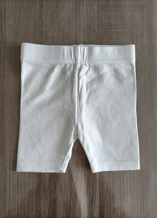 Legging court/ cycliste blanc Kiabi 1 mois, brand: Kiabi, condizioni: Ottime, taglia: 1-3 mesi / 56 cm, €1.50, €2.28 include la Protezione acquisti