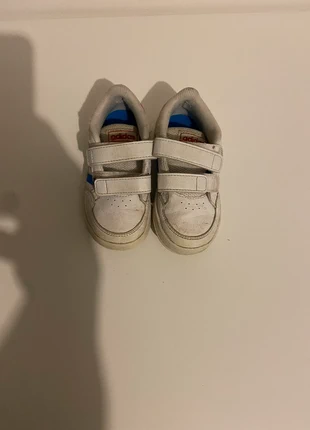 Baskets Adidas blanches à scratch – Taille 22 👟, marque: adidas, état: Très bon état, taille: 22, 5,00 €, 5,95 € Protection acheteurs incluse