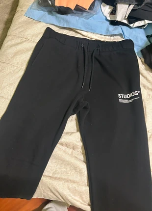 Pantaloni Tuta Uomo Pull & Bear Studios – Casual & Comfort, merk: Pull & Bear, staat: Heel goed, maat: L, € 8,00, € 9,10 inclusief Kopersbescherming