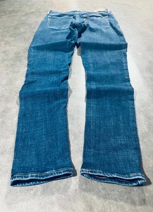 Jean Levi’s bleu marine femme W26 FR36 shaping skinny style vintage, marke: Levi's, zustand: Sehr gut, größe: S / 36 / 8, 10,00 €, 11,20 € inklusive Vinted-Käuferschutz