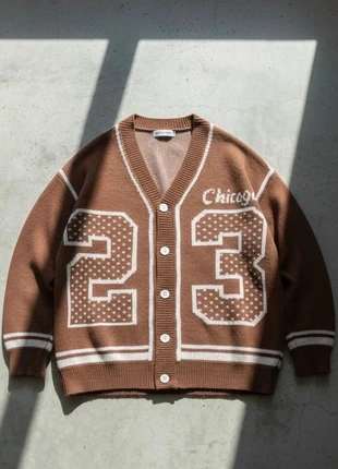 Cardigan marron chicago 23 – style varsity rétro streetwear, marke: North District, zustand: Sehr gut, größe: M, 54,99 €, 58,44 € inklusive Vinted-Käuferschutz