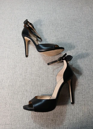 Sandales à talons noires en cuir Guess Taille 39, brand: GUESS, condition: Good, size: 39, €20.00, €21.70 includes Buyer Protection Pro