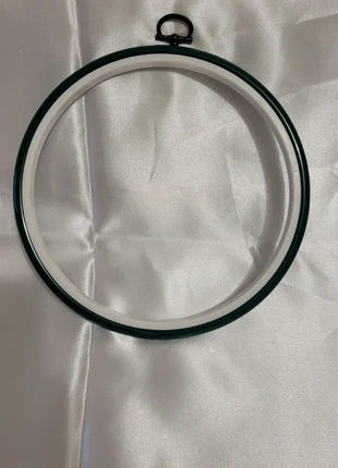 1 cerceau à broder vert et blanc en plastique, marca: DMC, estado: Muito bom, €2.00, €2.80 inclui Proteção do Comprador