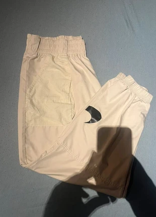Jogging Nike taille Xl crème, merk: Nike, staat: Heel goed, maat: XL / 42 / 14, € 20,00, € 21,70 inclusief Kopersbescherming