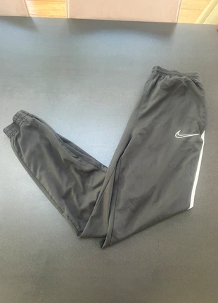 Survêtement Nike Running – Taille M – Noir – Très bon état, marque: Nike, état: Très bon état, taille: M, 12,00 €, 13,30 € Protection acheteurs incluse