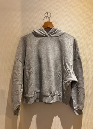 Grijze hoodie van Only, merk: ONLY, staat: Nieuw zonder prijskaartje, maat: M / 38 / 10, € 15,00, € 16,45 inclusief Kopersbescherming