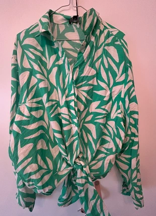 Grün-Weiß gemusterte Bluse mit Knoten Detail, merk: C&A, staat: Nieuw met prijskaartje, maat: 4XL / 48 / 20, € 14,99, € 16,44 inclusief Kopersbescherming