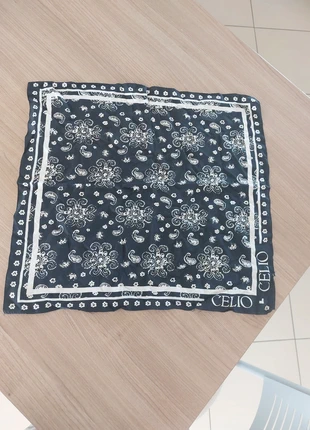 Foulard bandana celio noir satiné, marque: Celio, état: Neuf sans étiquette, 5,00 €, 5,95 € Protection acheteurs incluse