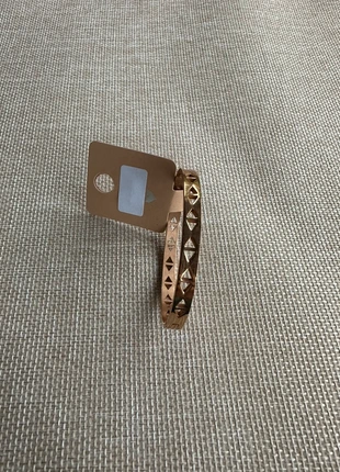 Goudkleurige armband met driehoekdetails, staat: Heel goed, € 2,25, € 3,06 inclusief Kopersbescherming