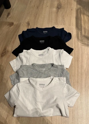 5 shirtjes met V hals, marca: Zeeman, estado: Muy bueno, tamaño: 24-36 meses / 92 cm, 4,00 €, 4,90 € Protección al comprador incluida