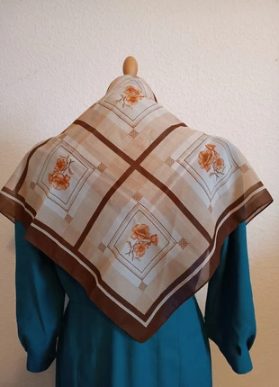 Foulard vintage années 70 motifs fleurs orange, merk: Vintage Chic, staat: Heel goed, € 8,00, € 9,10 inclusief Kopersbescherming Pro