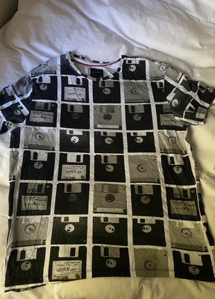 Vintage shirt with record details, merk: Reserved, staat: Heel goed, maat: XL, € 4,00, € 4,90 inclusief Kopersbescherming