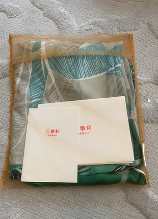 Foulard en soie WENSLI neuf avec étiquette, marke: Wensli, zustand: Neu, mit Etikett, 65,00 €, 68,95 € inklusive Vinted-Käuferschutz