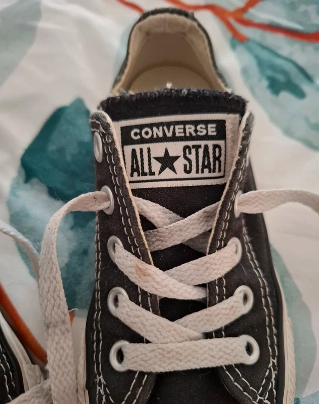 Converses noires p.28 🥨 - photo numéro 3