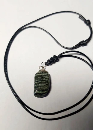 Pendentif avec pierre séraphinite verte et cordon réglable., brand: Pierre, condition: Very good, €5.00, €5.95 includes Buyer Protection