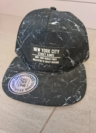 Fitted cap New York City, merk: Here + There, staat: Nieuw zonder prijskaartje, maat: Universele maat, € 10,00, € 11,20 inclusief Kopersbescherming