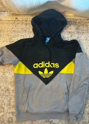 Sweat Adidas gris/noir avec touches de jaune Taille XS, marque: adidas, état: Bon état, taille: XS, 5,00 €, 5,95 € Protection acheteurs incluse