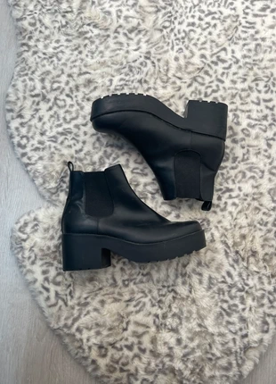 Bottines à talons noir H&M, marque: H&M, état: Bon état, taille: 38, 10,00 €, 11,20 € Protection acheteurs incluse
