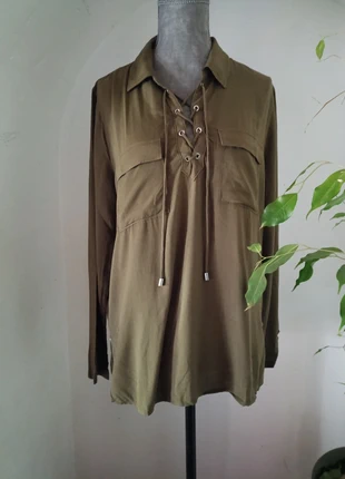 Élégante blouse Mango kaki – style casual chic avec détail lacé - taille S 36 -, marke: Mango, zustand: Sehr gut, größe: S / 36 / 8, 12,00 €, 13,30 € inklusive Vinted-Käuferschutz