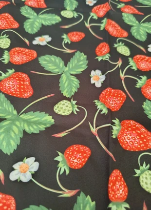 Tissu fraises, marque: TISSU, état: Très bon état, 10,00 €, 11,20 € Protection acheteurs (Pro) incluse