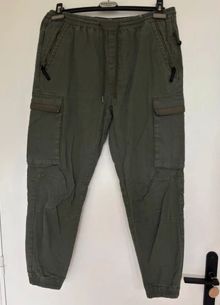 Pantalon cargo kaki, marke: Pull & Bear, zustand: Sehr gut, größe: M, 7,00 €, 8,05 € inklusive Vinted-Käuferschutz
