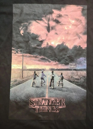 T-shirt Stranger Things – Noir – Taille S, marque: Stranger Things, état: Très bon état, taille: S, 10,00 €, 11,20 € Protection acheteurs incluse