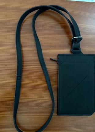 Badge / credit card holder in vegan leather with detachable magnetic buckle, brand: Rains, condizioni: Nuovo senza cartellino, €3.00, €3.85 include la Protezione acquisti