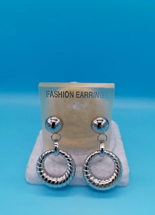 Orecchini a cerchio color argento, brand: Fashionmoda, condizioni: Nuovo senza cartellino, €1.00, €1.75 include la Protezione acquisti