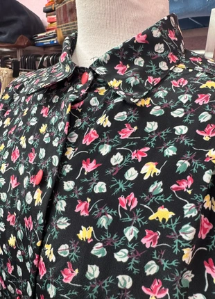 Camisa negra estampada en flores de colores, marca: Vintage Dressing, estado: Muy bueno, tamaño: L / 40 / 12, 10,00 €, 11,20 € Protección al comprador Pro incluida