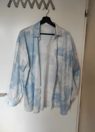 Blouse with clouds, merk: NO LABEL, staat: Heel goed, maat: M / 38 / 10, € 5,00, € 5,95 inclusief Kopersbescherming