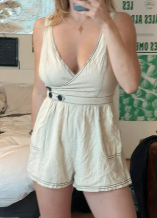 Combi-short crème avec surpiqûres noires – Urban Outfitters, marke: Urban Outfitters, zustand: Sehr gut, größe: XS / 34 / 6, 17,00 €, 18,55 € inklusive Vinted-Käuferschutz