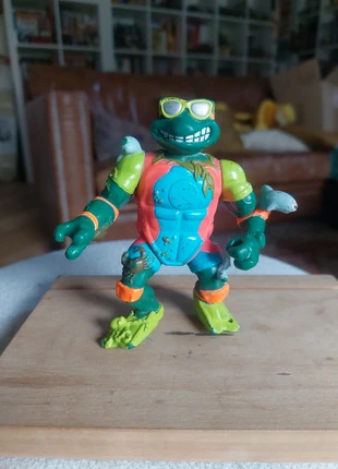 Figurine sewer surfer Mike tnmt tortue ninja vintage, marke: Playmates Toys, zustand: Gut, größe: Frühchen, bis 44, 5,50 €, 6,48 € inklusive Vinted-Käuferschutz