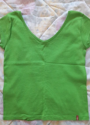 Camiseta mujer T-L color verde ,pico punto con elastano muy cómoda, merk: Local, staat: Heel goed, maat: L / 40 / 12, € 3,00, € 3,85 inclusief Kopersbescherming