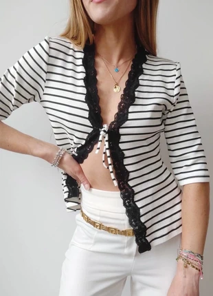 Haut noué blanc à rayures noires et dentelle – Vintage taille S – Élégant & raffiné, merk: Vintage Dressing, staat: Heel goed, maat: S / 36 / 8, € 18,00, € 19,60 inclusief Kopersbescherming Pro