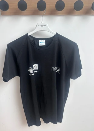 T-shirt sport sponsor en polyester suncool taille S noir imprimés sur la poitrine, merk: Suncool, staat: Heel goed, maat: S, € 3,00, € 3,85 inclusief Kopersbescherming