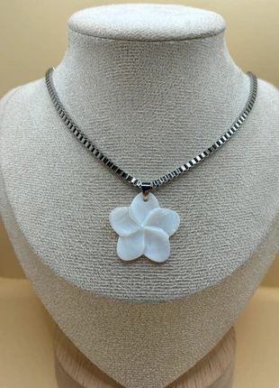 Collier fleur nacrée sur chaîne argentée – acier inoxydable & nacre, marque: La boutique d’Elolo, état: Très bon état, 13,00 €, 14,35 € Protection acheteurs (Pro) incluse