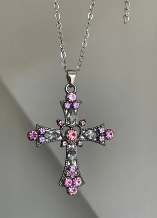 silver colored cross necklace pink gem hearts, marque: y2k, état: Neuf sans étiquette, 9,99 €, 11,19 € Protection acheteurs incluse