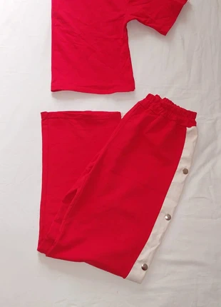 Set Tuta rossa con bande bianche – manica corta e pantalone lungo, marca: Rosso, estado: Bueno, tamaño: Talla única, 6,00 €, 7,00 € Protección al comprador incluida