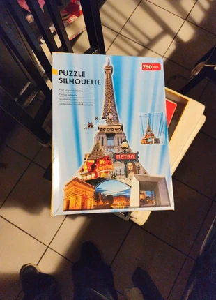 Puzzle silhouette tour Eiffel 750 pieces, état: Neuf sans étiquette, 9,00 €, 10,15 € Protection acheteurs incluse