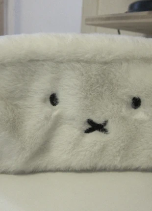 Trousse Miffy lapin écolier.e en fourrure blanche, marque: Miffy, état: Neuf sans étiquette, 6,00 €, 7,00 € Protection acheteurs incluse