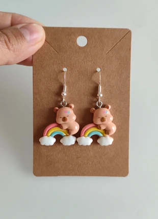 Boucles d'oreilles capybara sur arc en ciel, marque: Fait Main, état: Neuf sans étiquette, 2,90 €, 3,75 € Protection acheteurs incluse