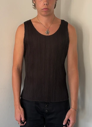 Issey Miyake Pleats Please Tanktop Brown, merk: Pleats Please Issey Miyake, staat: Heel goed, maat: L / 40 / 12, € 109,00, € 115,15 inclusief Kopersbescherming Pro