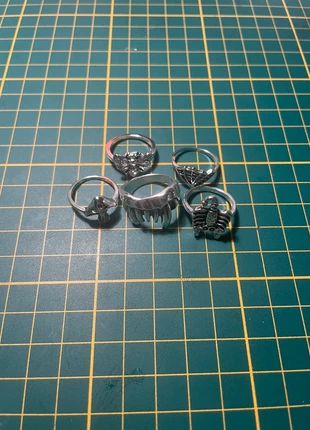 Ring set 1 (5 pieces), merk: gifts from the crypt, staat: Nieuw zonder prijskaartje, maat: Aanpasbaar, € 15,00, € 16,45 inclusief Kopersbescherming
