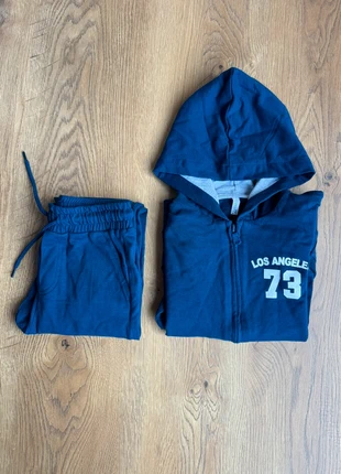 Jogging garçon Idexe “Los Angeles” marine – 6/7 ans (haut) & 5/6 ans (bas), merk: IDEXE', staat: Nieuw zonder prijskaartje, maat: 6 jaar / 116 cm, € 14,00, € 15,40 inclusief Kopersbescherming Pro