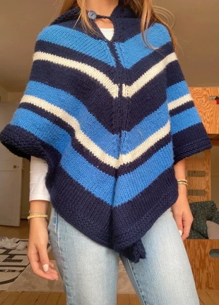 poncho fait main bleu et blanc avec capuche, marque: Fait Main, état: Bon état, taille: XS / 34 / 6, 5,00 €, 5,95 € Protection acheteurs incluse