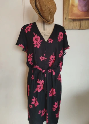 Robe noire et fleurs fushia manches courtes, marque: Poète, état: Très bon état, taille: XL / 42 / 14, 10,00 €, 11,20 € Protection acheteurs incluse