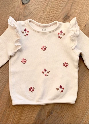 Pull écru brodé à volants C&A, brand: C&A, condizioni: Ottime, taglia: 6-9 mesi / 68 cm, €3.00, €3.85 include la Protezione acquisti